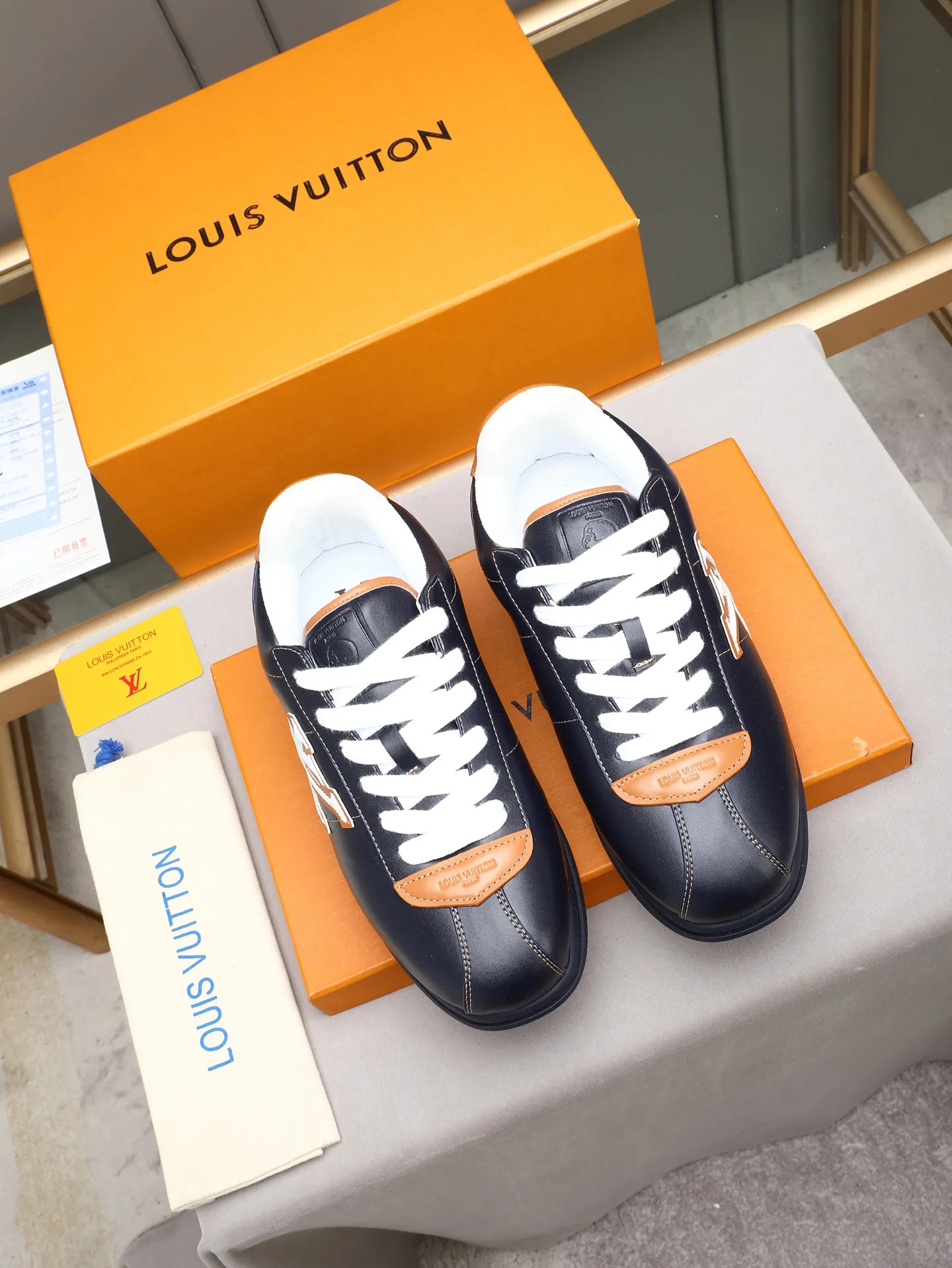 PP560 LV Louis Vuitton L Jialu Brand Runner Tatic Series Thick-soled Casual Sports Shoes Running Shoes Original purchase, development and production This LV Runner Tatic sports shoe combines technical materials such as mesh fabric and ribbons to interpret the inspiration of traditional mountaineering shoes. LV letters are written on one side, the lariat buckle of the quick lacing system is embellished with Monogram flowers and Louis Vuitton logos, and the light and wear-resistant rubber outsole completes the whole. ▪️Fabric: Original imported cowhide + mesh ▪️Inner lining: Original customized breathable mesh ▪️Sole: Original open-molded anti-slip rubber combination material ▪️Size: Men's 38-44 (customized for 45 and 46)